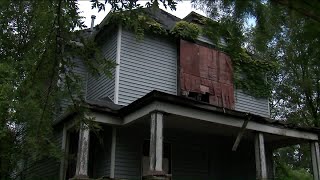 Whats happening to thousands of abandoned Chicago houses Homeowners hide houses crumble [upl. by Zippora]